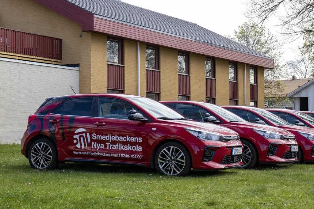 Skolans övningsbilar parkerade utanför fastigheten på Kyrkogatan 6.